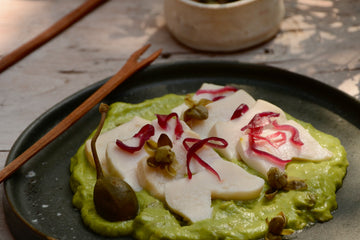 Locos sobre crema de palta