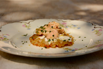 Rösti con crème fraîche  y Salmón Ahumado