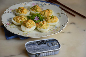 Huevos rellenos de tartar de trucha al oliva