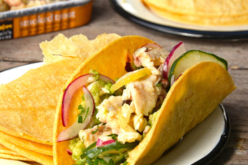 Tacos de maíz con trucha al limón y pimienta con crema de palta